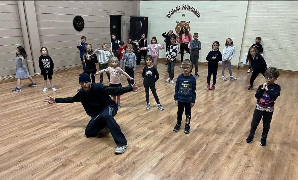 Children in a hip-hop and breaking class with coach